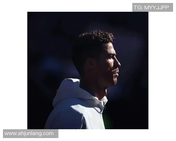 足球巨星缩小头像集锦展示球场传奇风采与个性魅力